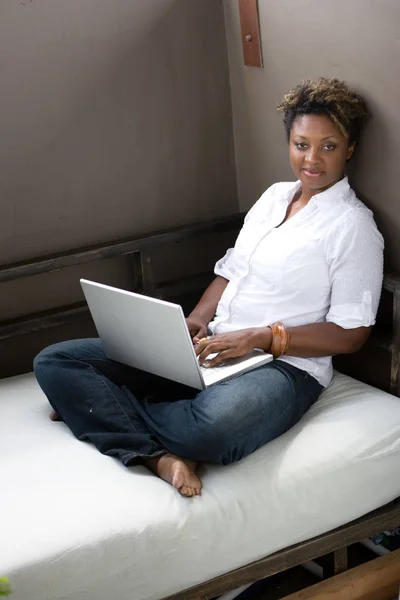 Mujer afroamericana trabajando en la computadora . — Foto de Stock