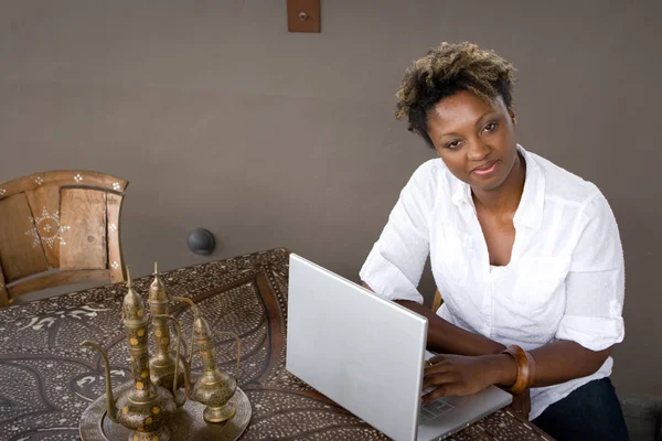 Afroamerikanska kvinna som arbetar på datorn. — Stockfoto