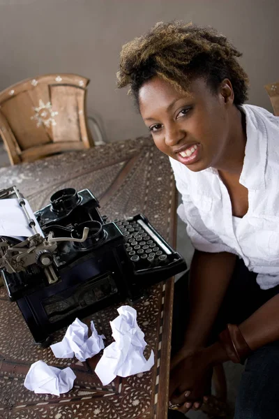 Kvinna med en gammal mode skrivmaskin. — Stockfoto