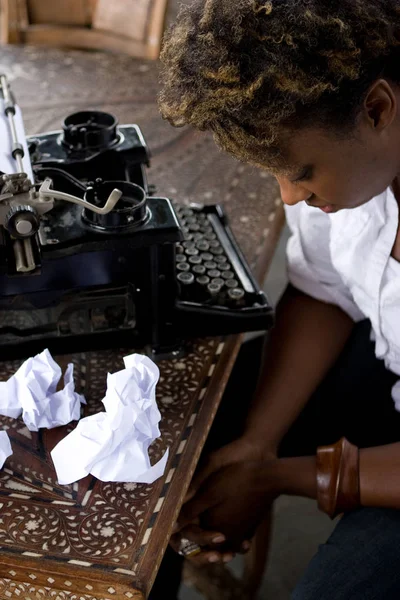 Mujer con una vieja máquina de escribir de moda . — Foto de Stock