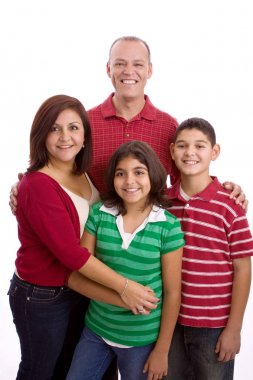 İspanyol Aile izole üzerinde beyaz gülümseyen.