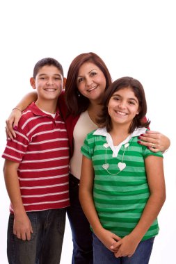 İspanyol Aile izole üzerinde beyaz gülümseyen.