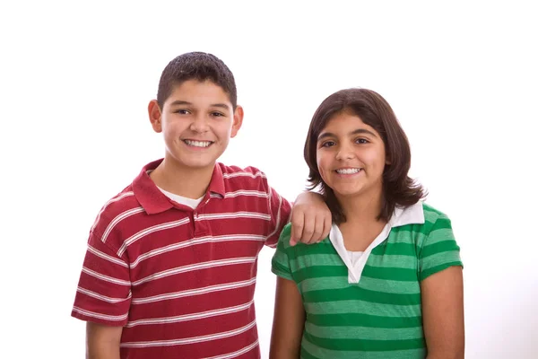 Feliz hermano y hermana sonriendo . — Foto de Stock