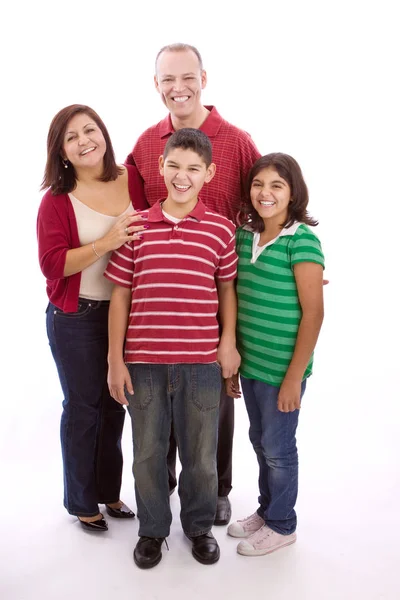 Família hispânica sorrindo isolada em branco . — Fotografia de Stock