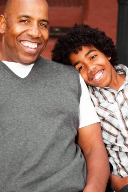 Afro-Amerikan baba ve oğul birlikte vakit.