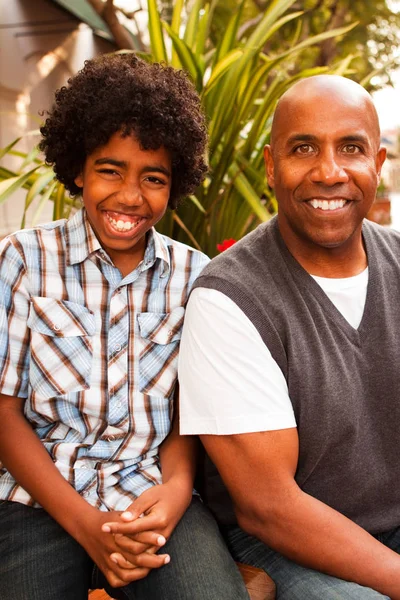 Afrikaanse Amerikaanse vader en zoon tijd samen doorbrengen. — Stockfoto