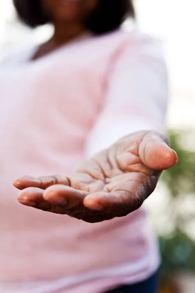 Портрет афро-американських старший жіноче руку. — стокове фото