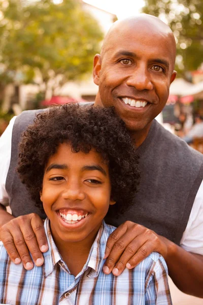 Afro-americanos pai e filho passar tempo juntos . — Fotografia de Stock