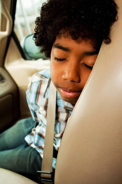 Afro-Amerikan çocuk ön koltukta uyuyor oturma. — Stok fotoğraf