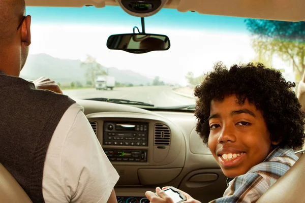 非洲裔美国父亲和儿子在一次公路旅行. — 图库照片
