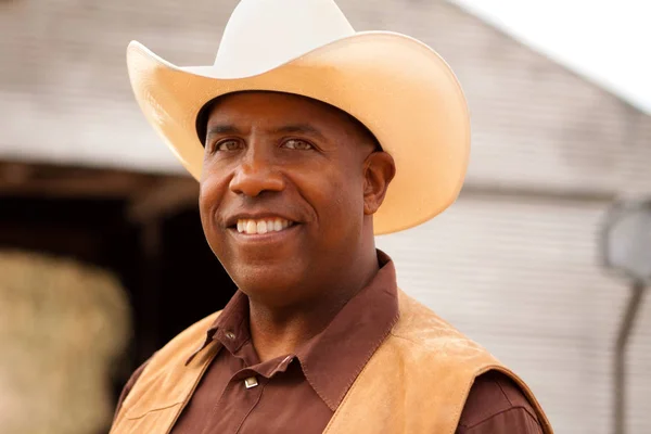 Cow-boy afro-américain souriant et riant . — Photo