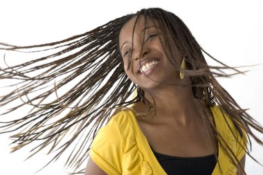 Uçan mutlu Afrika kökenli Amerikalı kadının saç.