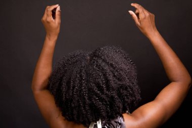 Gülüyor ve dans Afro-Amerikan kadın.