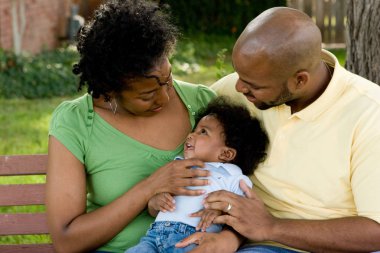 Onların bebek ile mutlu bir Afro-Amerikan Aile.