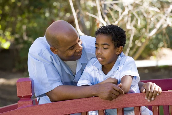 Afrikaanse Amerikaanse vader en zoon tijd samen doorbrengen. — Stockfoto