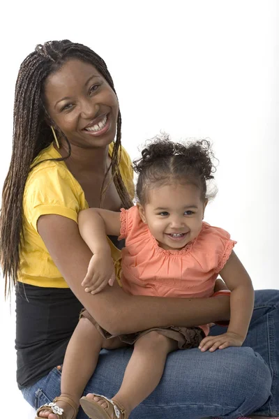 Afrika kökenli Amerikalı anne biracial kızı holding. — Stok fotoğraf