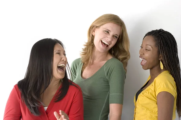 Diverse groep van vrouwen geïsoleerd op wit. — Stockfoto