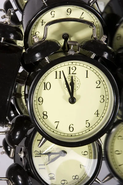 Relojes de alarma retro múltiples aislados en blanco . —  Fotos de Stock