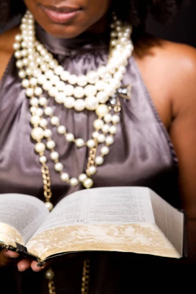 African American vrouw lezen van geïsoleerde op zwart. — Stockfoto
