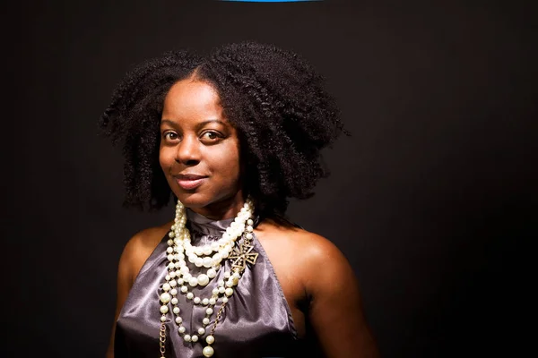 Mujer afroamericana riendo y bailando . —  Fotos de Stock