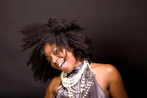 Mujer afroamericana riendo y bailando . — Foto de Stock