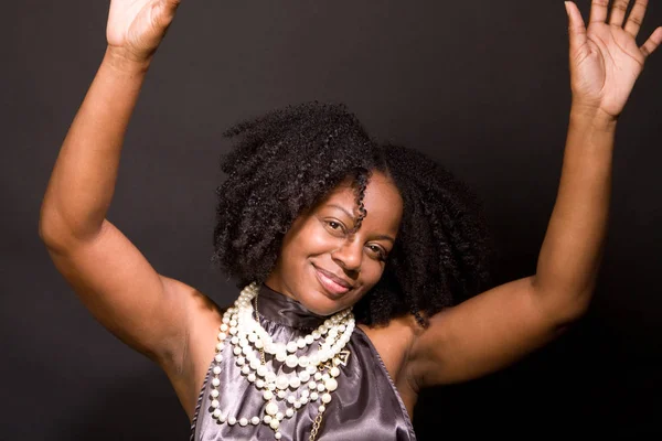 Donna afroamericana ridere e ballare . — Foto Stock
