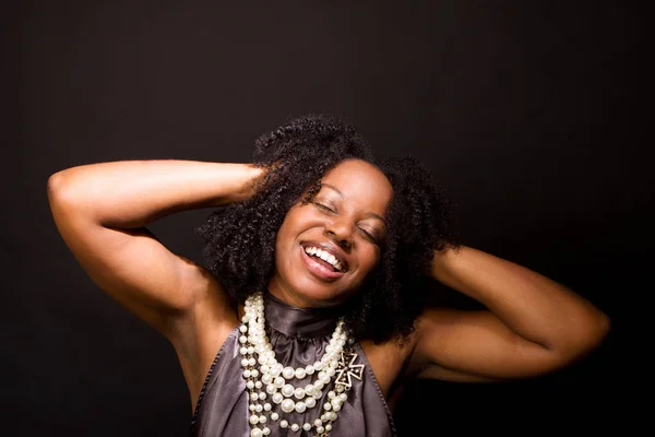 Mujer afroamericana riendo y bailando . — Foto de Stock