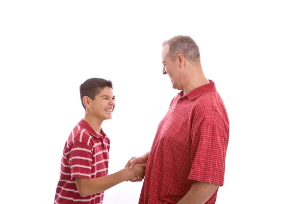 Счастливые латиноамериканец отец и сын пожимают друг другу руки . — стоковое фото