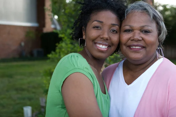 Gelukkig Afro-Amerikaanse moeder en haar dochter. — Stockfoto