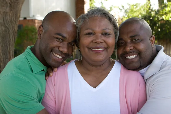 African American mor och hennes vuxna söner. — Stockfoto