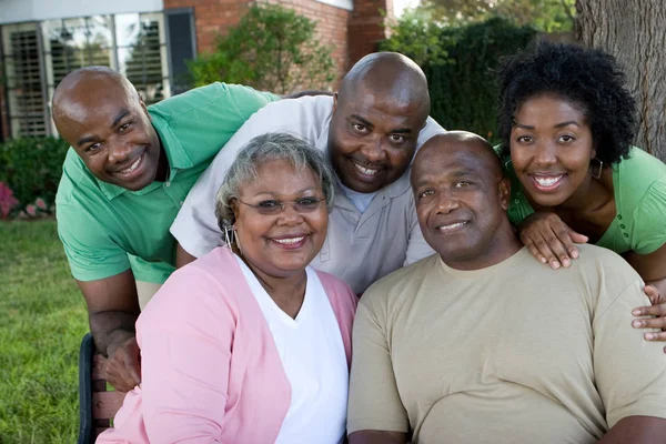 Casal afro-americano maduro e seus filhos adultos . — Fotografia de Stock