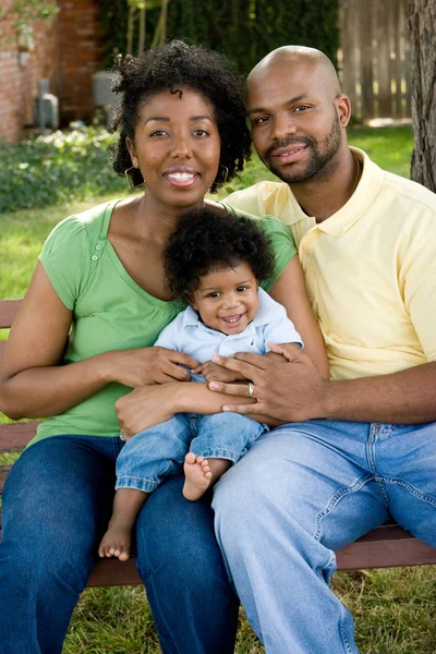 Família afro-americana feliz com seu bebê . — Fotografia de Stock