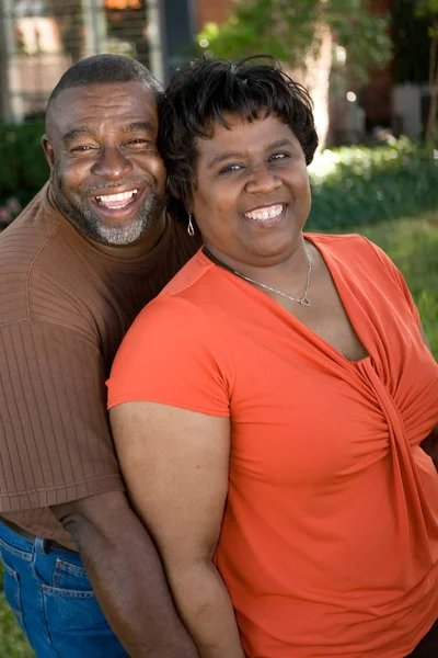 Maduro afroamericano pareja riendo y abrazando . — Foto de Stock