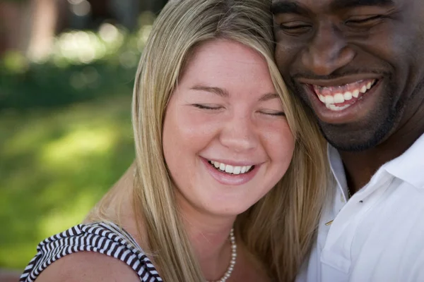 Glücklich liebendes multikulturelles Paar, das sich umarmt und lächelt. — Stockfoto