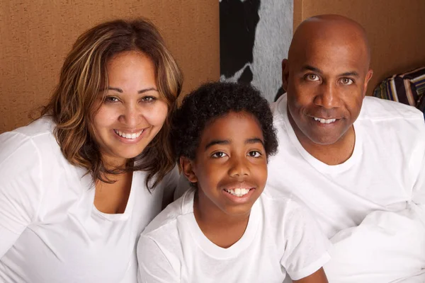 Afrikanisch-amerikanische multikulturelle Familie beim Lesen der Bibel. — Stockfoto