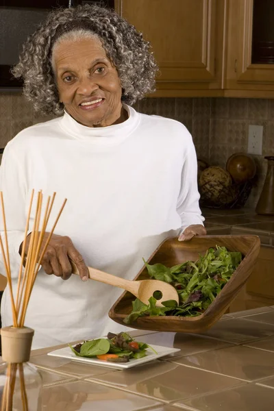 Ritratto di un'anziana donna afroamericana a casa . — Foto Stock