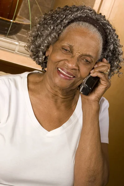 Retrato de una anciana afroamericana en casa . — Foto de Stock