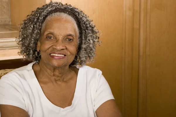 Porträtt av en äldre afroamerikanska kvinna hemma. — Stockfoto