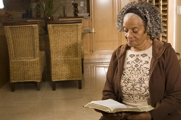 Retrato de una anciana afroamericana en casa . — Foto de Stock