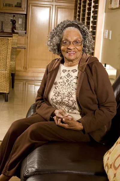 Retrato de uma mulher idosa afro-americana em casa . — Fotografia de Stock