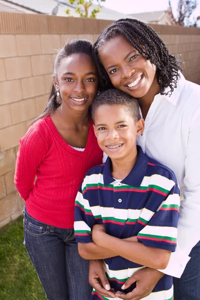 Mãe afro-americana feliz e seus filhos . — Fotografia de Stock