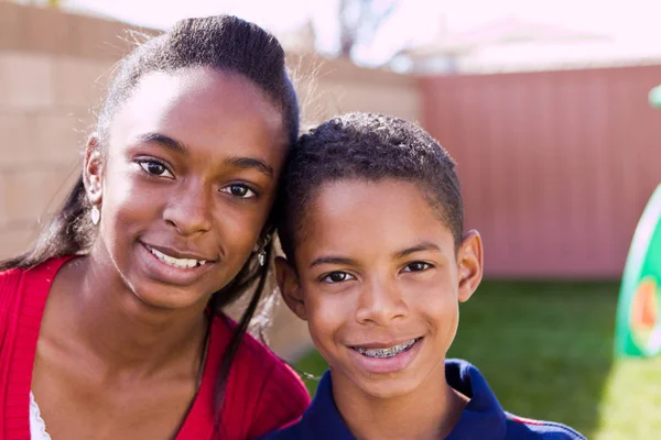 快乐的非洲裔美国哥哥和姐姐微笑. — 图库照片
