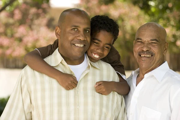 Farfar med sin vuxen son och barnbarn. — Stockfoto
