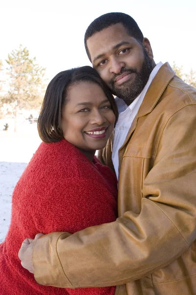 성숙한 아프리카계 미국인 부부 웃음과 포옹. — 스톡 사진