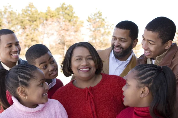 아프리카계 미국인 가족 및 그들의 아이 들. — 스톡 사진