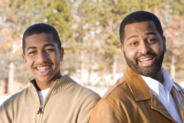 African American far och hans tonårige son. — Stockfoto