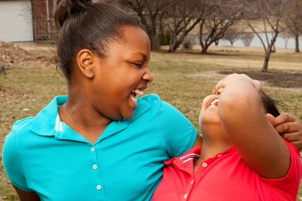 African American zussen en beste vrienden lachen. — Stockfoto