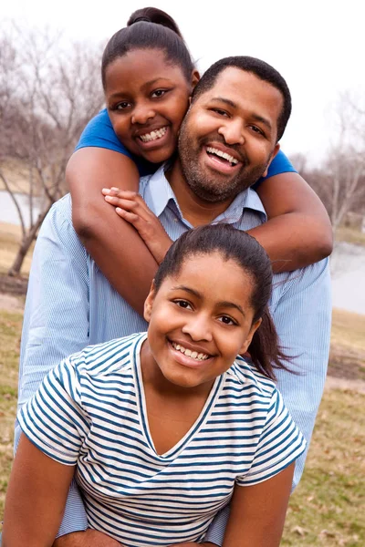 Afrikanisch-amerikanischer Vater und seine kleinen Töchter. — Stockfoto