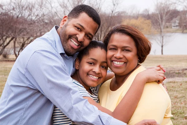 Familia afroamericana y sus hijos . — Foto de Stock