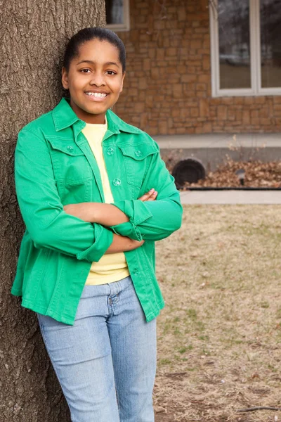 Ung African American tonårig flicka står utanför och ler. — Stockfoto